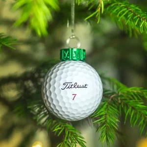 Weihnachts-Golfbälle mit Hänger im Tannenbaum