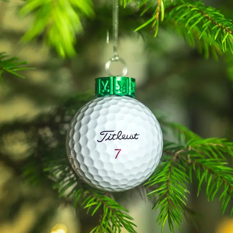 Weihnachts-Golfbälle mit Hänger im Tannenbaum