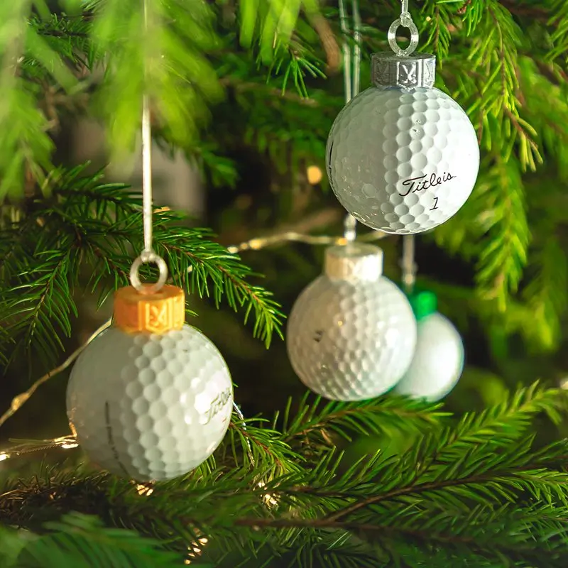 Weihnachts-Golfball mit Hänger – seiden-grün im Tannenzweig