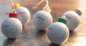Weihnachts-Golfball mit Hänger – Farbvarianten