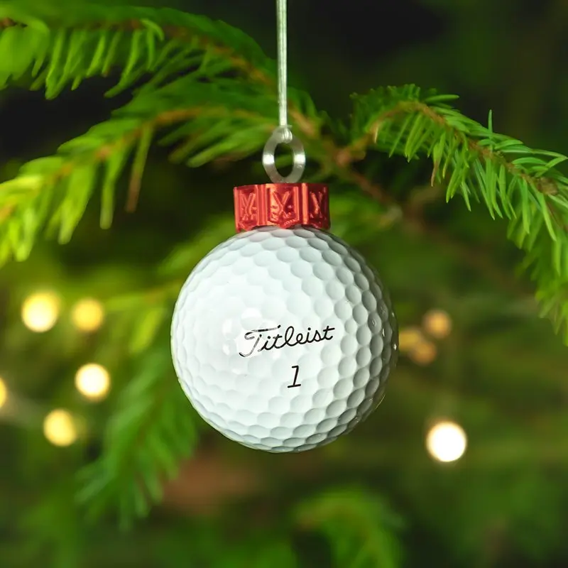 Weihnachts-Golfbälle mit Hänger im Tannenzweig-Strauß